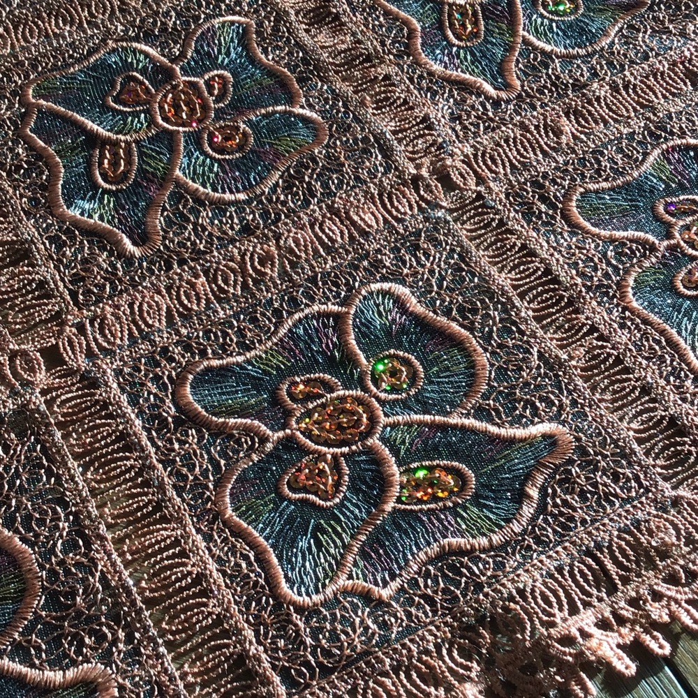 Beautiful table runner - Picture 11 of 14